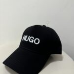 Hugo шапка с козирка черна