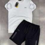 Under Armour къс мъжки екип бял е създаден за мъже, които търсят свобода на движение, лекота и съвременен спортен стил.